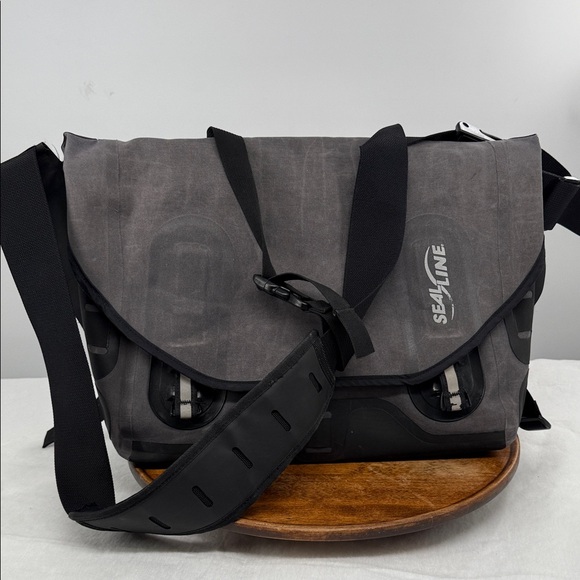 SealLine Bag Urban Messenger Crossbody Gray Black Commuter School Work Travel - Picture 1 of 14